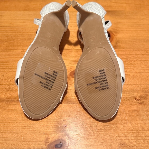 White and Silver Ankle Strap Heels Sz 8 - Picture 2 of 6